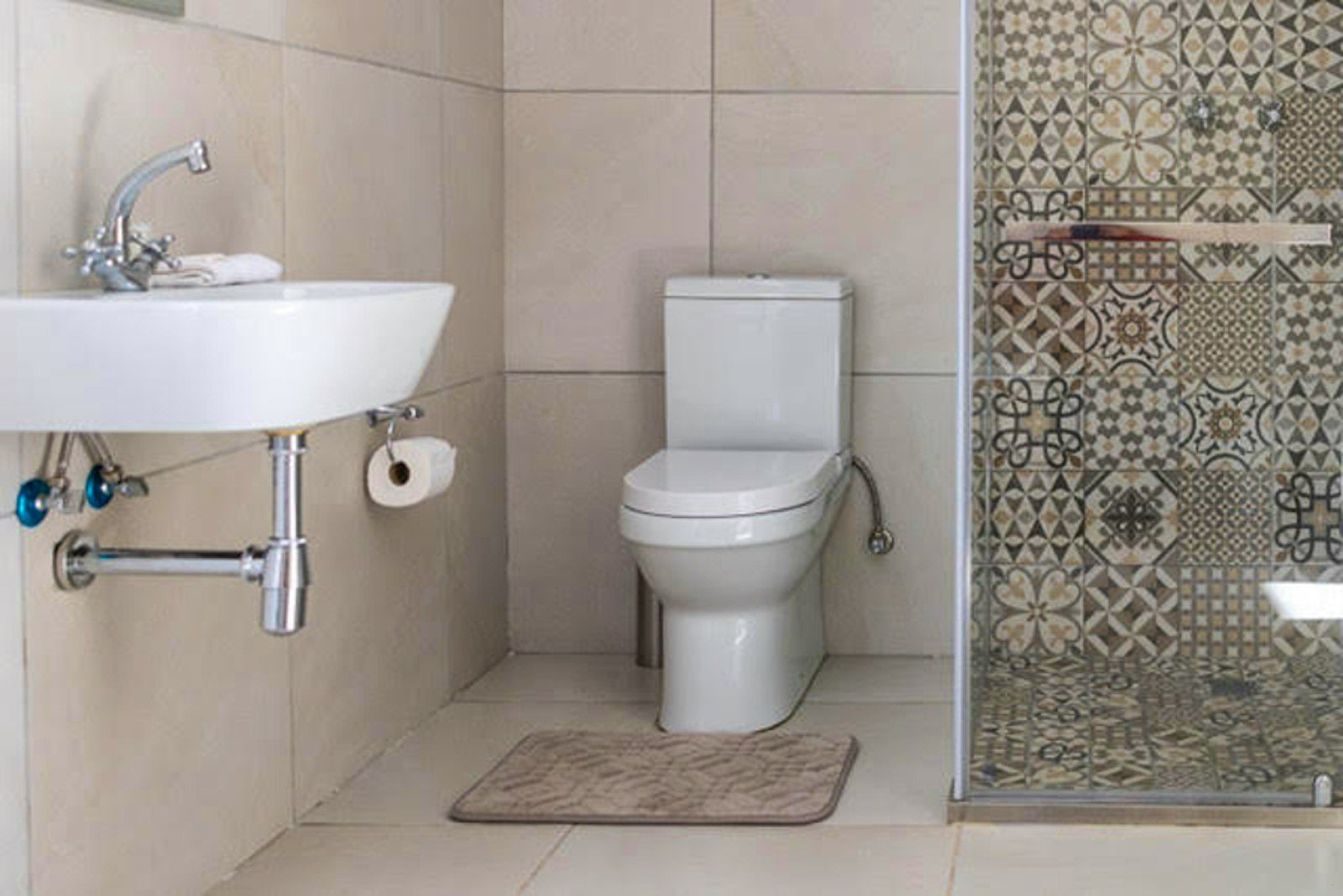 En-suite bathroom with shower